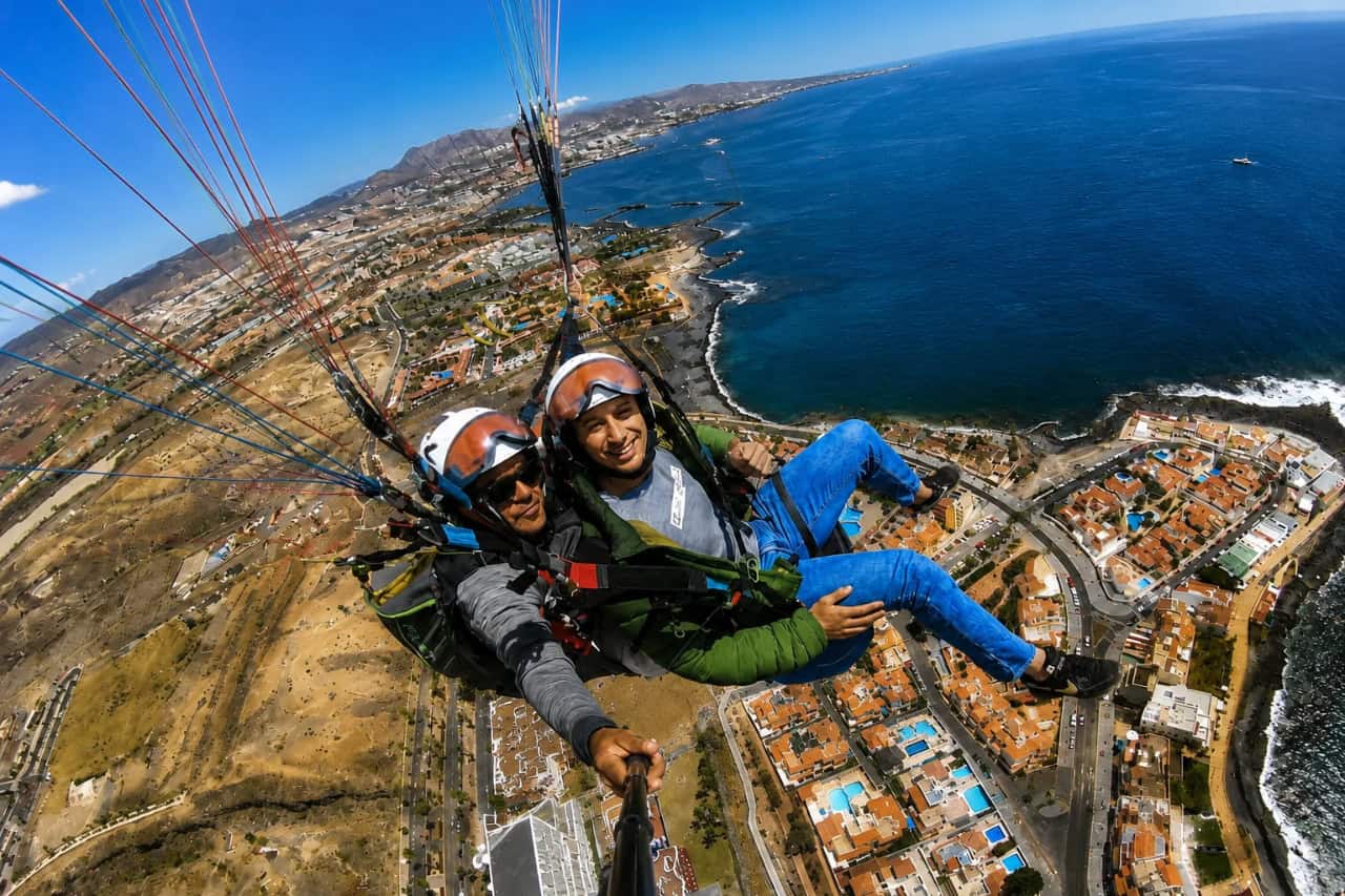 Parapantă în tandem deasupra Costa Adeje, cu priveliști spectaculoase asupra Tenerife și a Oceanului Atlantic