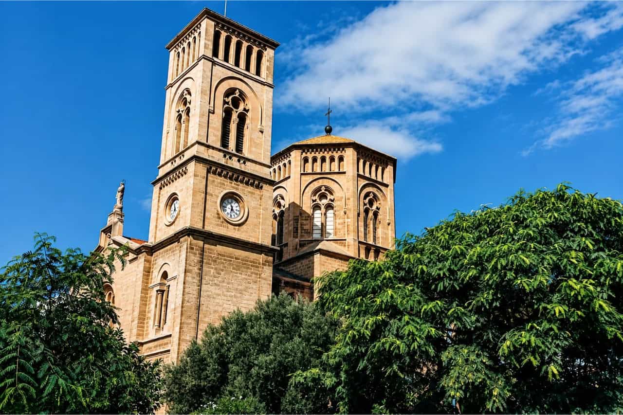 Historický kostel v Santa Cruz de La Palma pod modrou oblohou