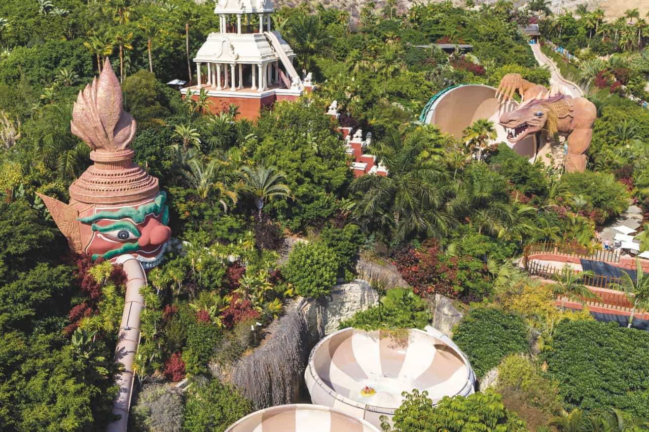 Letecký pohľad na Siam Park s tematickými toboganmi a tropickými záhradami