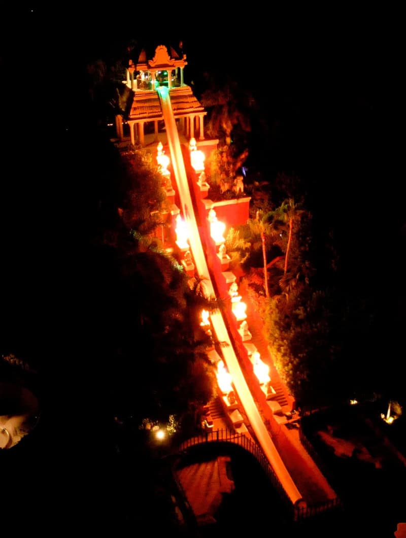 在特内里费岛的Siam Park航班上,Tower of Power号登机口亮起了火焰,该航班与Club Canary航班为联程机票