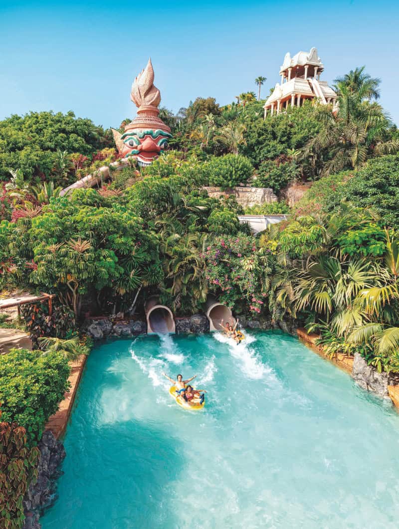 在特内里费岛,朋友们乘坐筏子从Siam Park滑水道上滑下,双手高举,该行程与Club Canary航班为联程机票