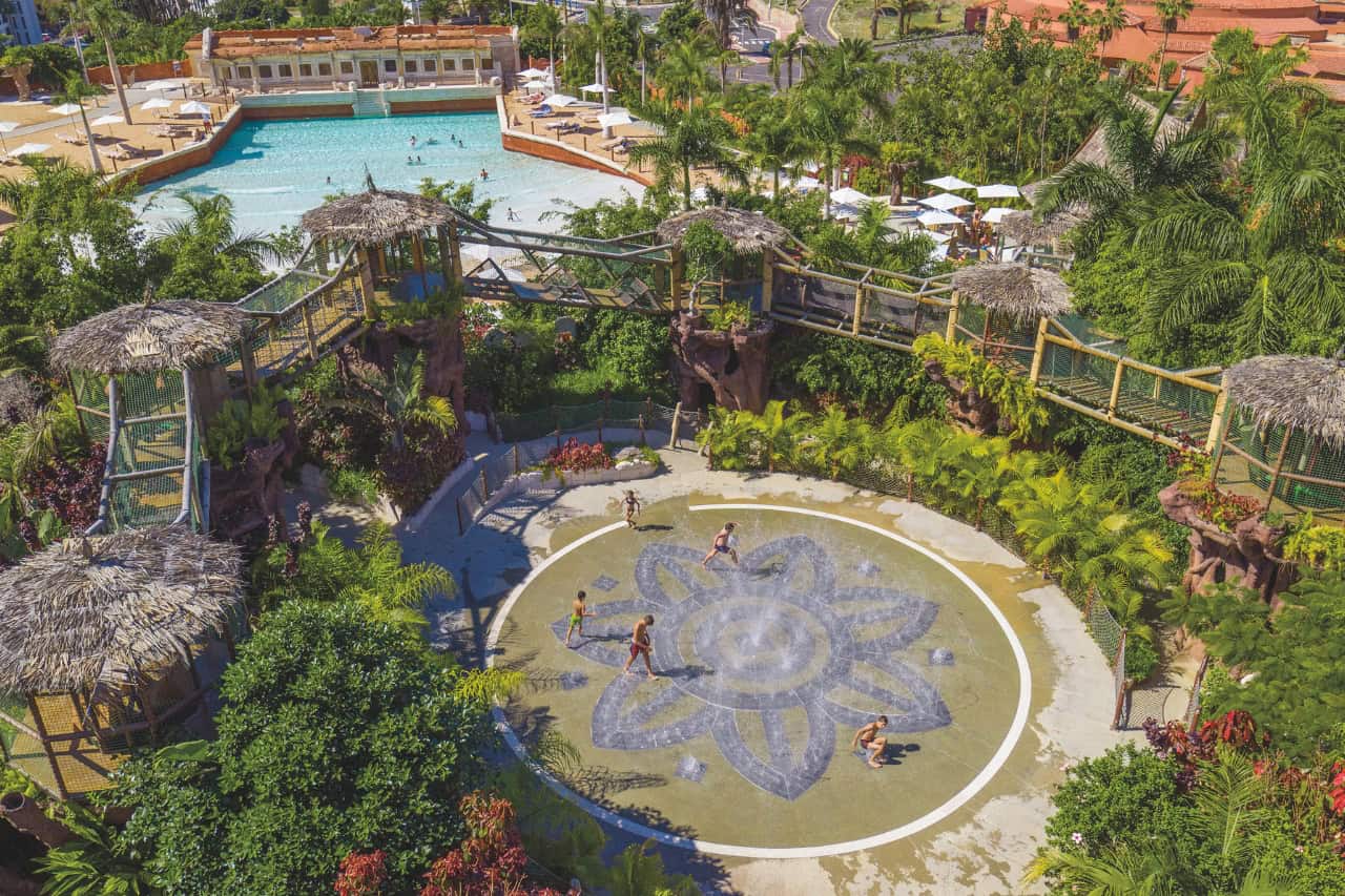 Pohľad z výšky na mosty, atrakcie s vodotryskmi a bazény v parku Siam Park