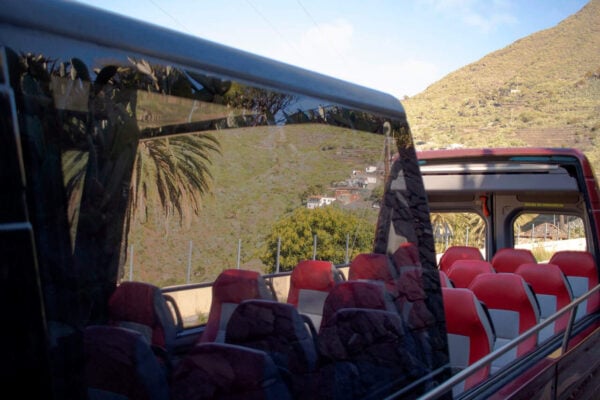 Indvendigt billede af den åbne bus med siddepladser og åbent tag på Elegant Tour Tenerife.
