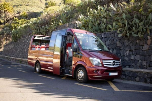 Elegant Tour Tenerife med åben Mercedes-minibus parkeret langs rute Teide.