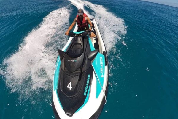 Vyras, važiuojantis vienas ant Sea-Doo per Corralejo vandens sporto vandens motociklų nuotykį