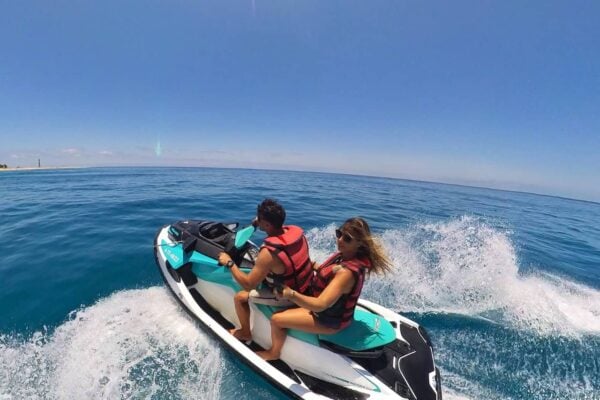 VIP ekskursija vandens motociklais Corralejo su pora, lenktyniaujančia atviruose turkio spalvos vandenyse