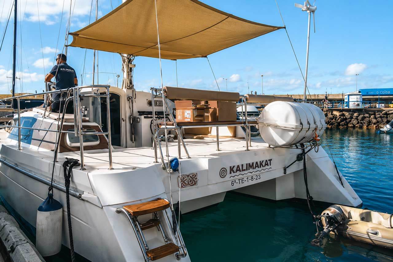 Achteraanzicht van de Kalima Kat catamaran met de overdekte buitenzitplaatsen, het instapgebied en het ruime achterdek op Tenerife.
