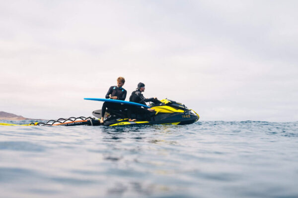 Instructorii de surf pe jetski cu plăci de surf oferă siguranță în timpul lecțiilor de surf Lanzarote la Famara