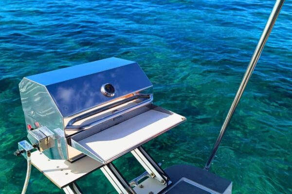 Premium žar na krovu zasebne jahte v Playa Blanca, kot nalašč za gurmansko doživetje na ladji.