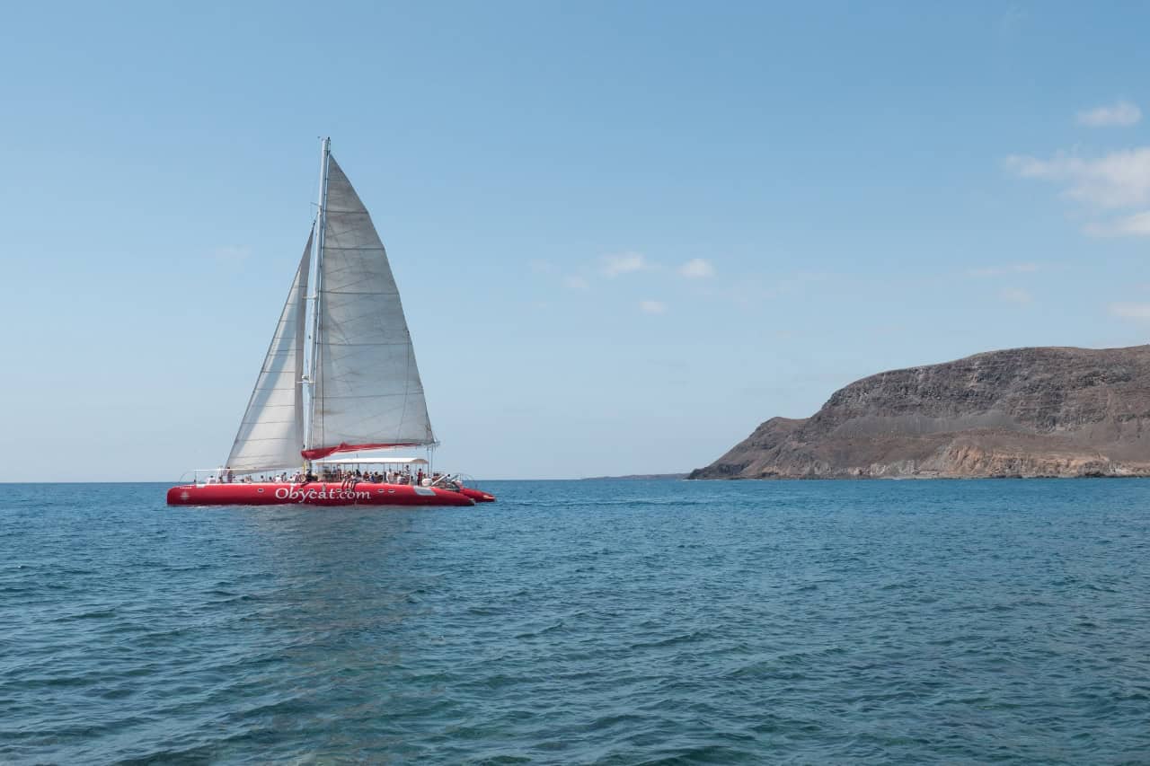 Катамаран Obycat Gran Canaria на берегу океана