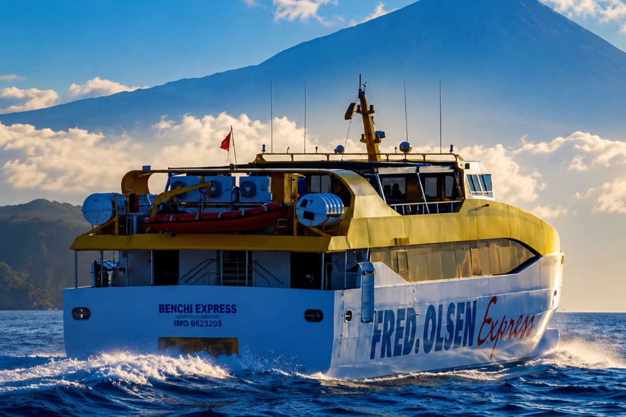Rychlý trajekt společnosti Fred Olsen plující mezi Tenerifem a La Gomerou s horou Teide nad mraky