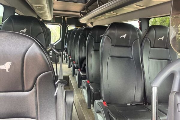 Ülések a kis VIP busz belsejéből az La Gomera-re