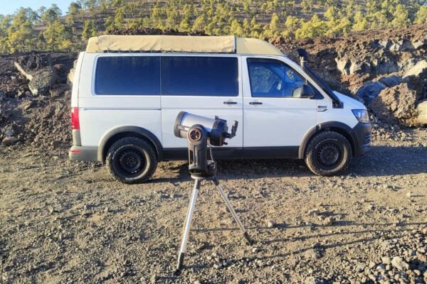 Minivan și telescop profesional instalate în munții din Tenerife, utilizate pentru tururi private de observare a stelelor.