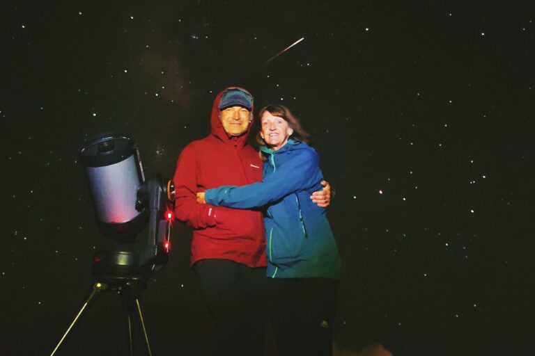 Coppia che si gode un tour privato di osservazione delle stelle a Tenerife con telescopio sotto le stelle nel Parco Nazionale Teide