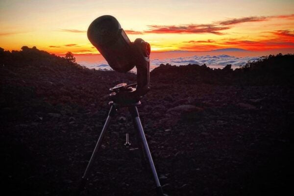 Telescop instalat în Parcul Național Teide pentru un tur privat de observare a stelelor în Tenerife în timpul apusului.