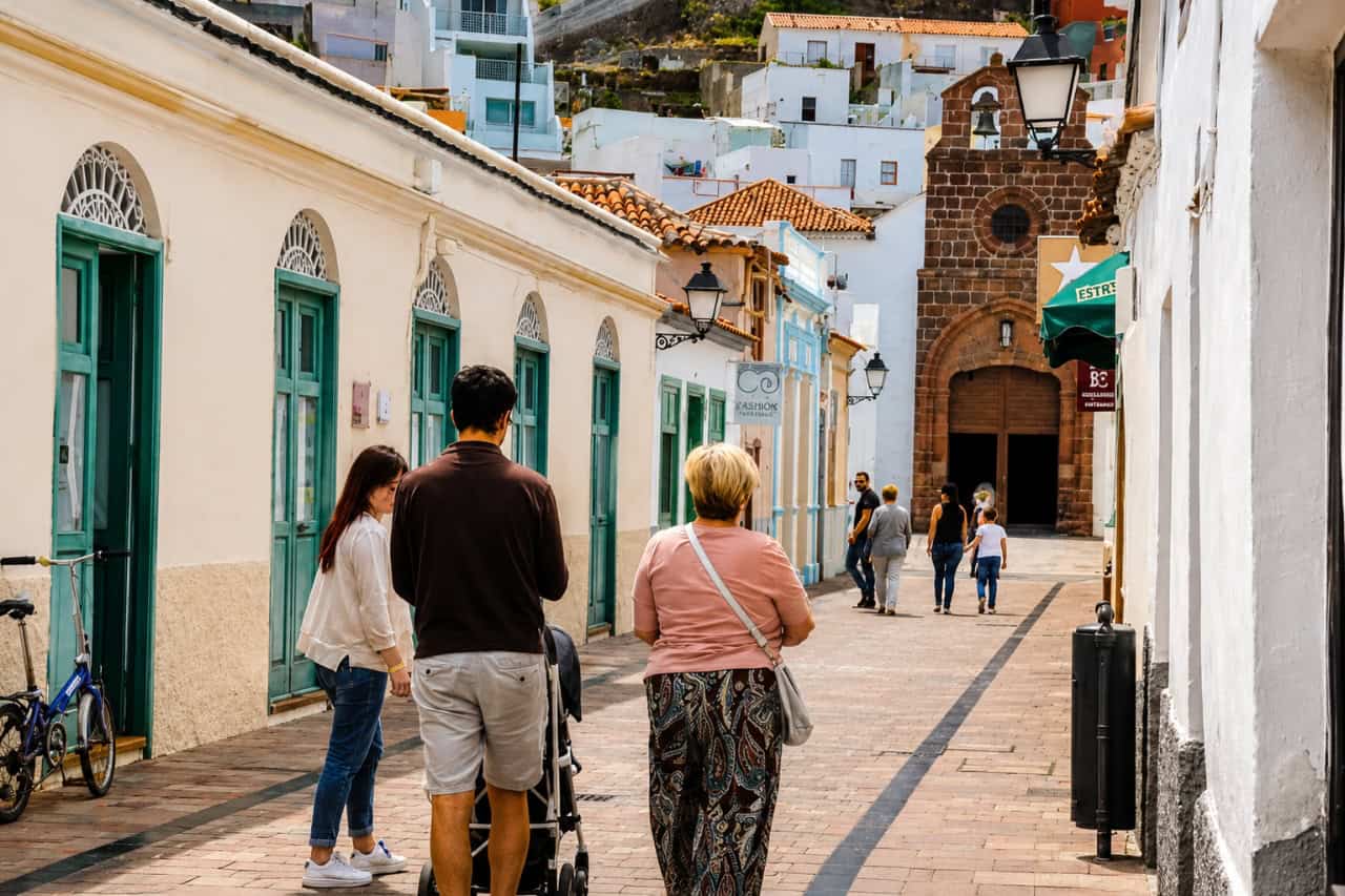 Návštěvníci procházející se historickým centrem města San Sebastián de La Gomera