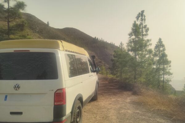 Microbuz turistic privat pentru observarea stelelor în Tenerife, parcat în Parcul Național Teide, înconjurat de natură