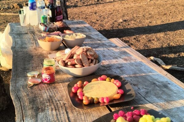 Tapas și băuturi servite în timpul unei experiențe private de observare a stelelor în Tenerife.