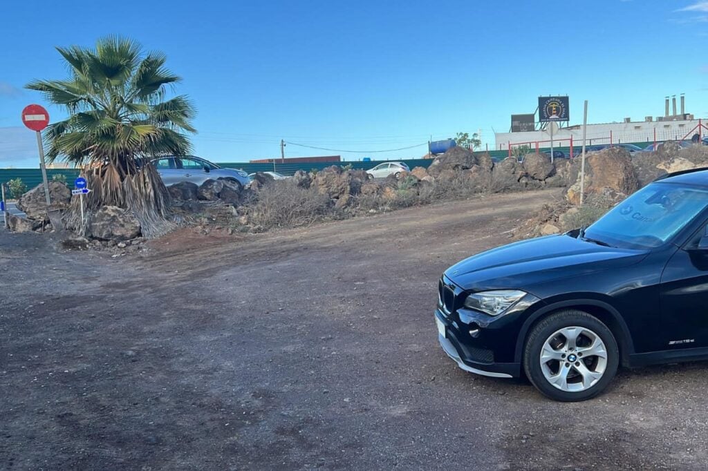 Parkeringsplads ved siden af Banana Farm på Tenerife, tilgængelig for besøgende, der ankommer i bil.