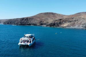 Skats uz katamarānu Sealand Fuerteventūrā Atlantijas okeānā