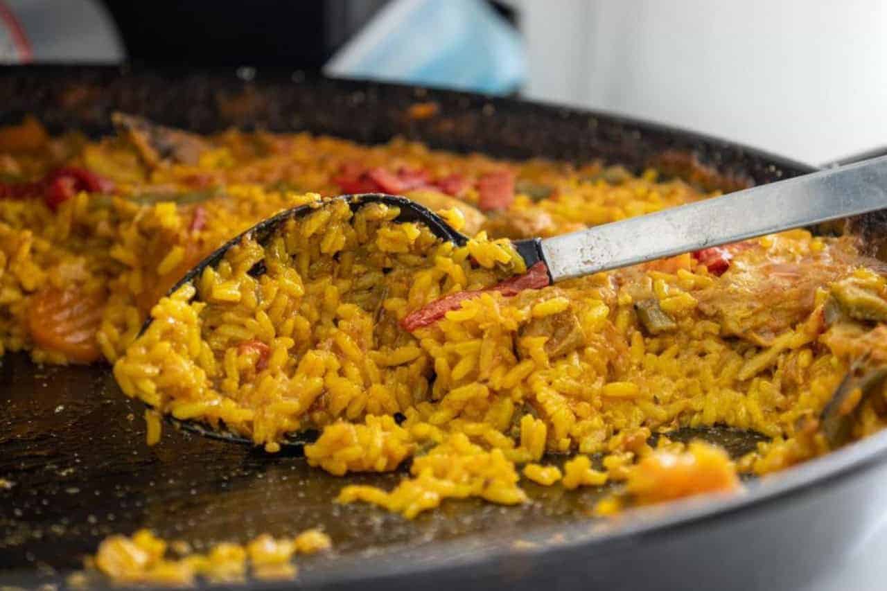 Paella-Essen und ein Löffel auf dem Sealand-Katamaran