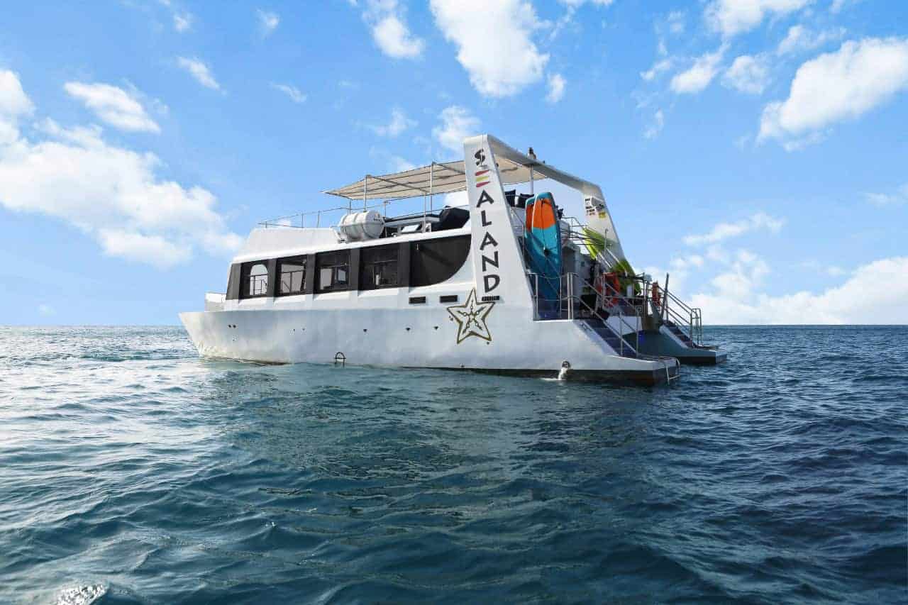 Sealand Katamaran in Gran Tarajal mit Menschen an Bord