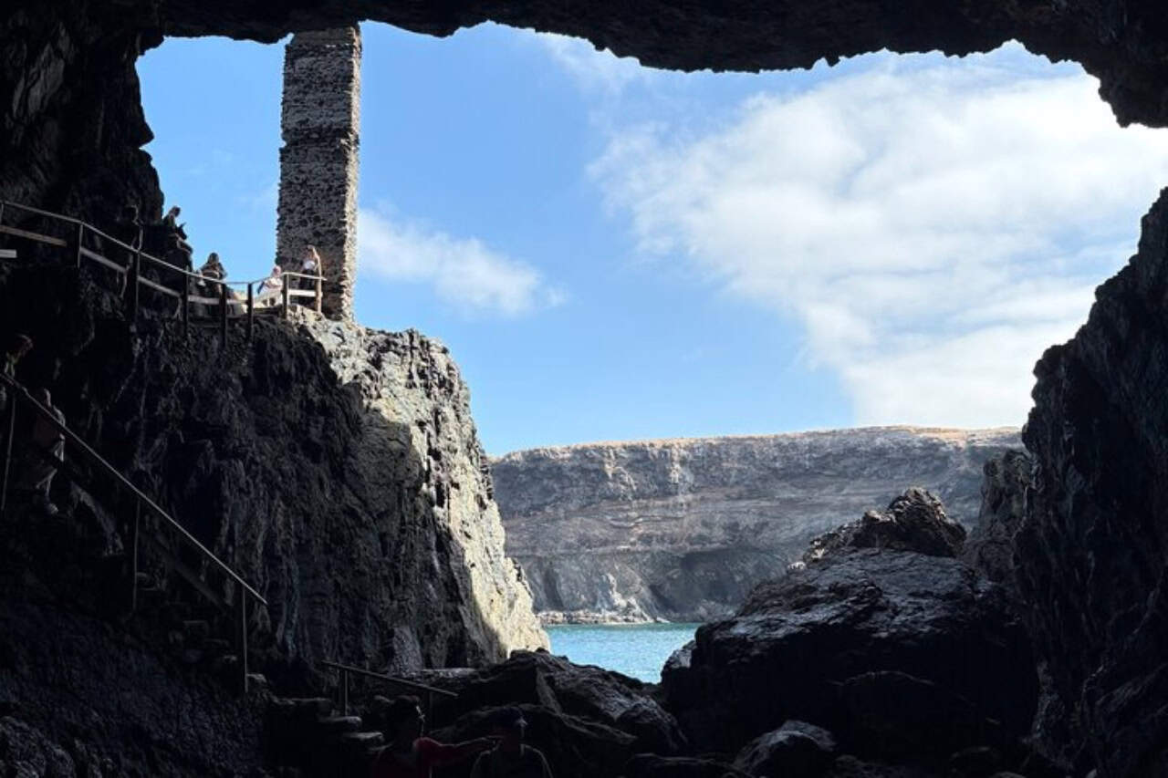 Vista del océano desde el interior de las Cuevas de Ajuy durante la excursión a la isla de Fuerteventura