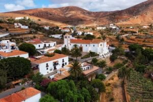 Historische Betancuria village auf Fuerteventura, gesehen auf der Inselrundfahrt für kleine Gruppen