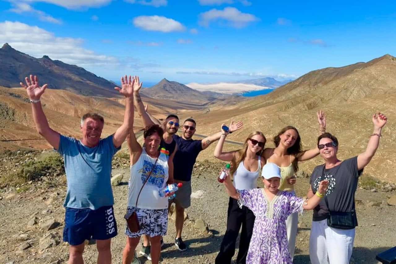 Grupo de turistas disfrutando de un mirador durante una excursión en grupo a Fuerteventura