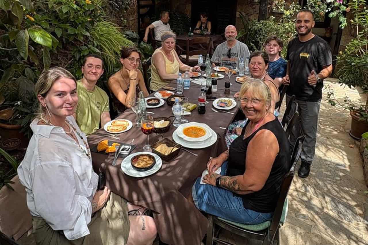Viajeros disfrutan de un almuerzo canario durante una excursión en grupo reducido a Fuerteventura