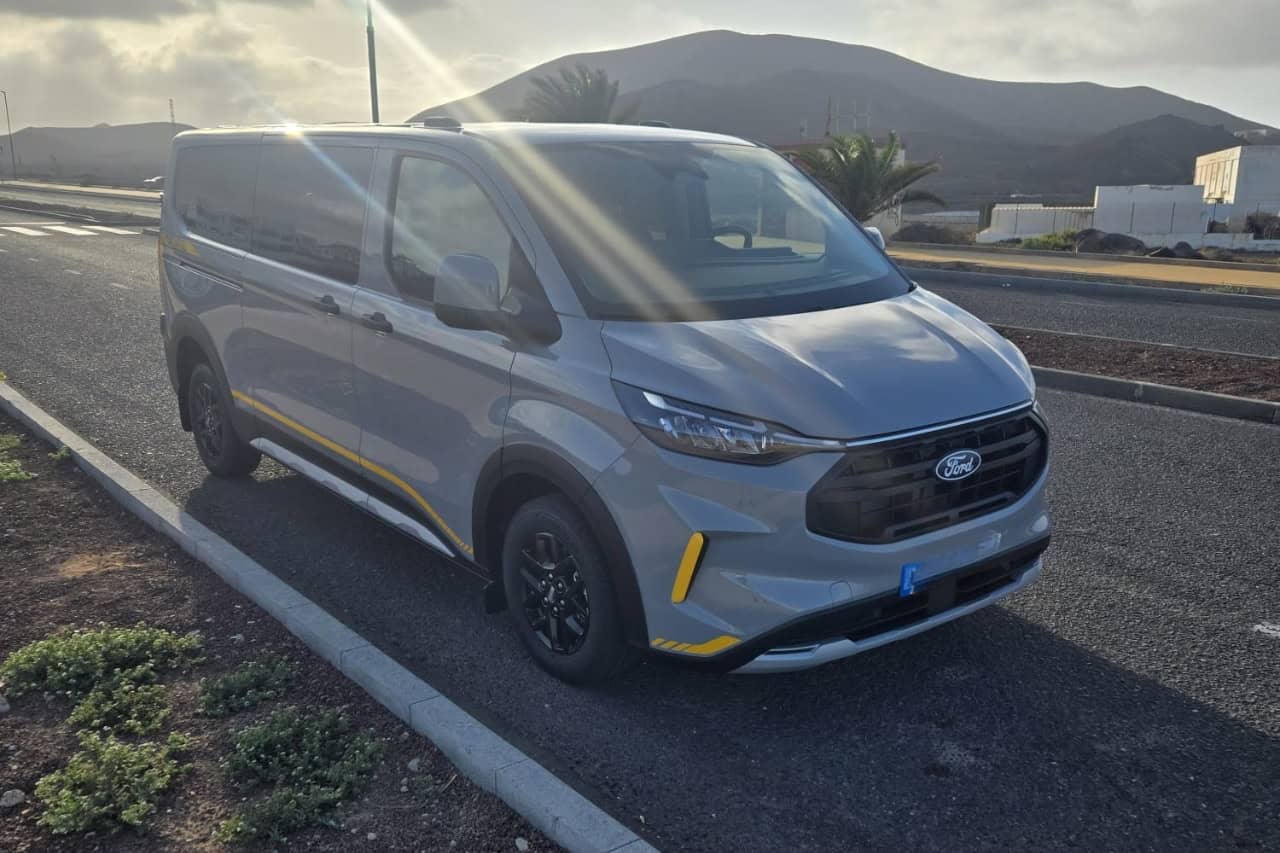Moderno monovolumen Ford utilizado para el tour de grupos pequeños Club Canary Fuerteventura