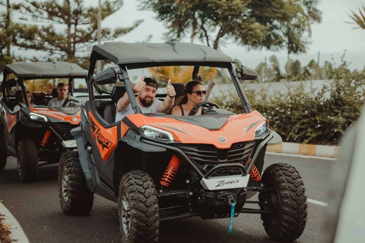 Glade mennesker på buggies på vej til Teide