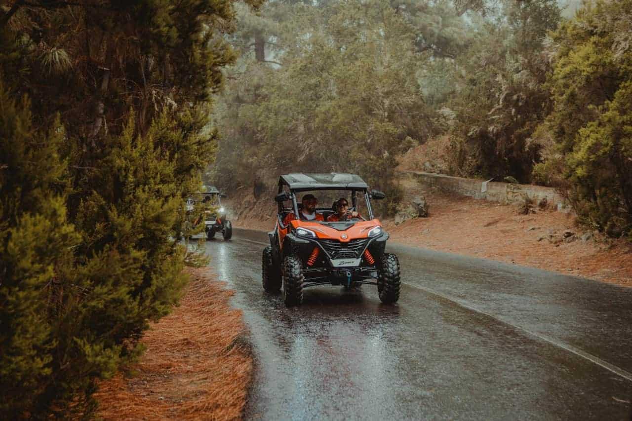 Buggyer på vejen i regnvejr