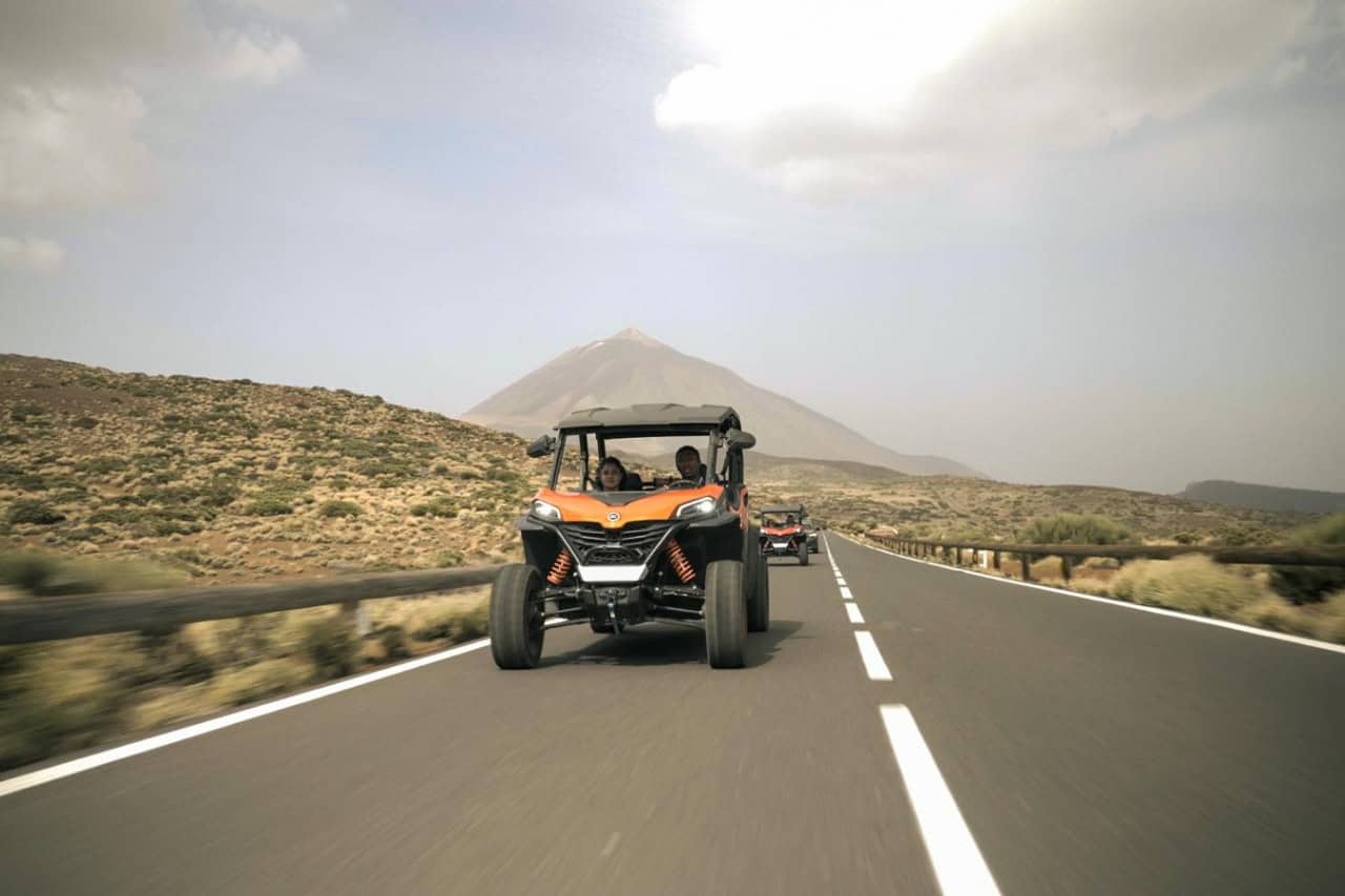 Buggy på vejen tæt på vulkanen Teide