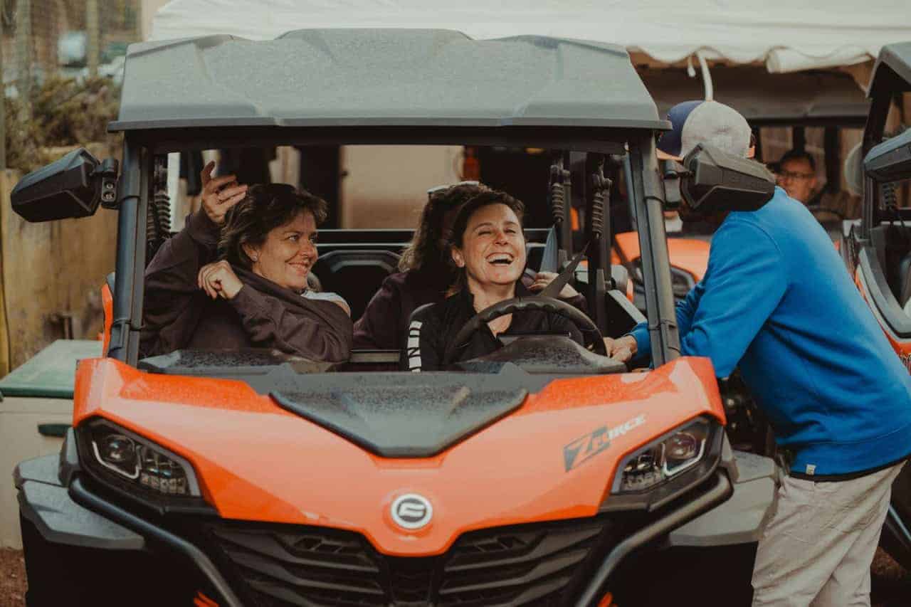 Glad kvinde på buggy med guiden, der forklarer