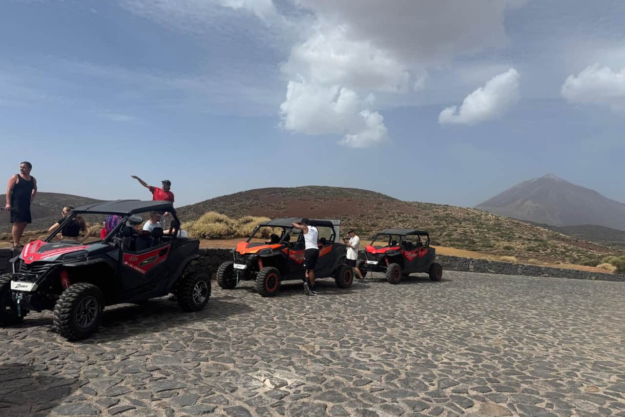 Kunder på buggies i nationalparken Teide