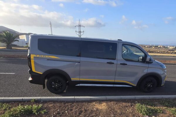 Moderna furgoneta utilizada para tours privados por la isla de Fuerteventura con Club Canary, perfecta para pequeños grupos o familias.