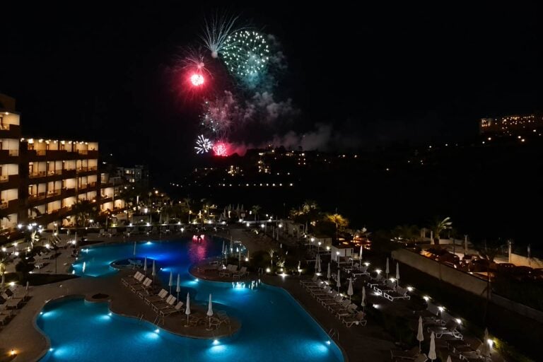 Les feux d’artifice du Nouvel An sur la Costa Adeje, vu depuis une terrasse d’hôtel