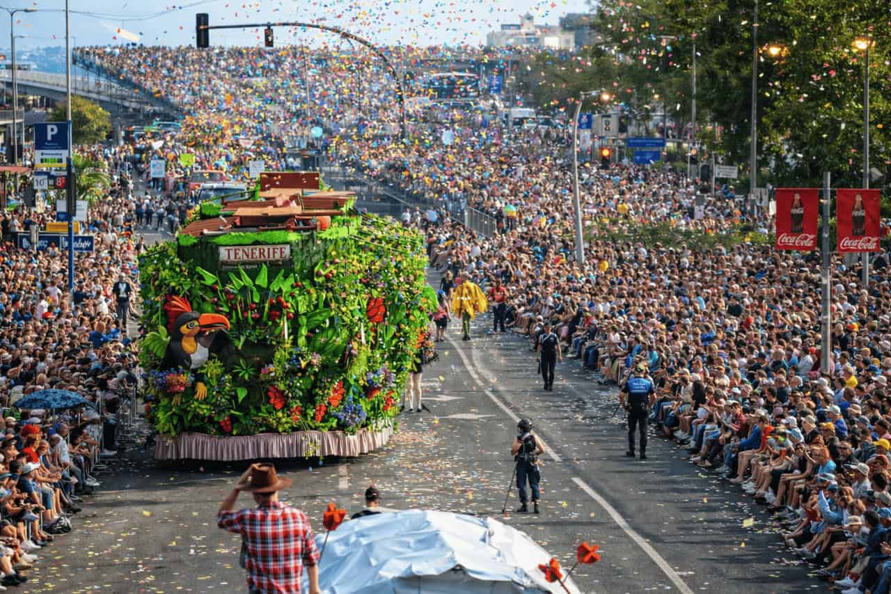 Cabalgata Anunciadora del Carnaval in Santa Cruz with decorated floats and large crowds