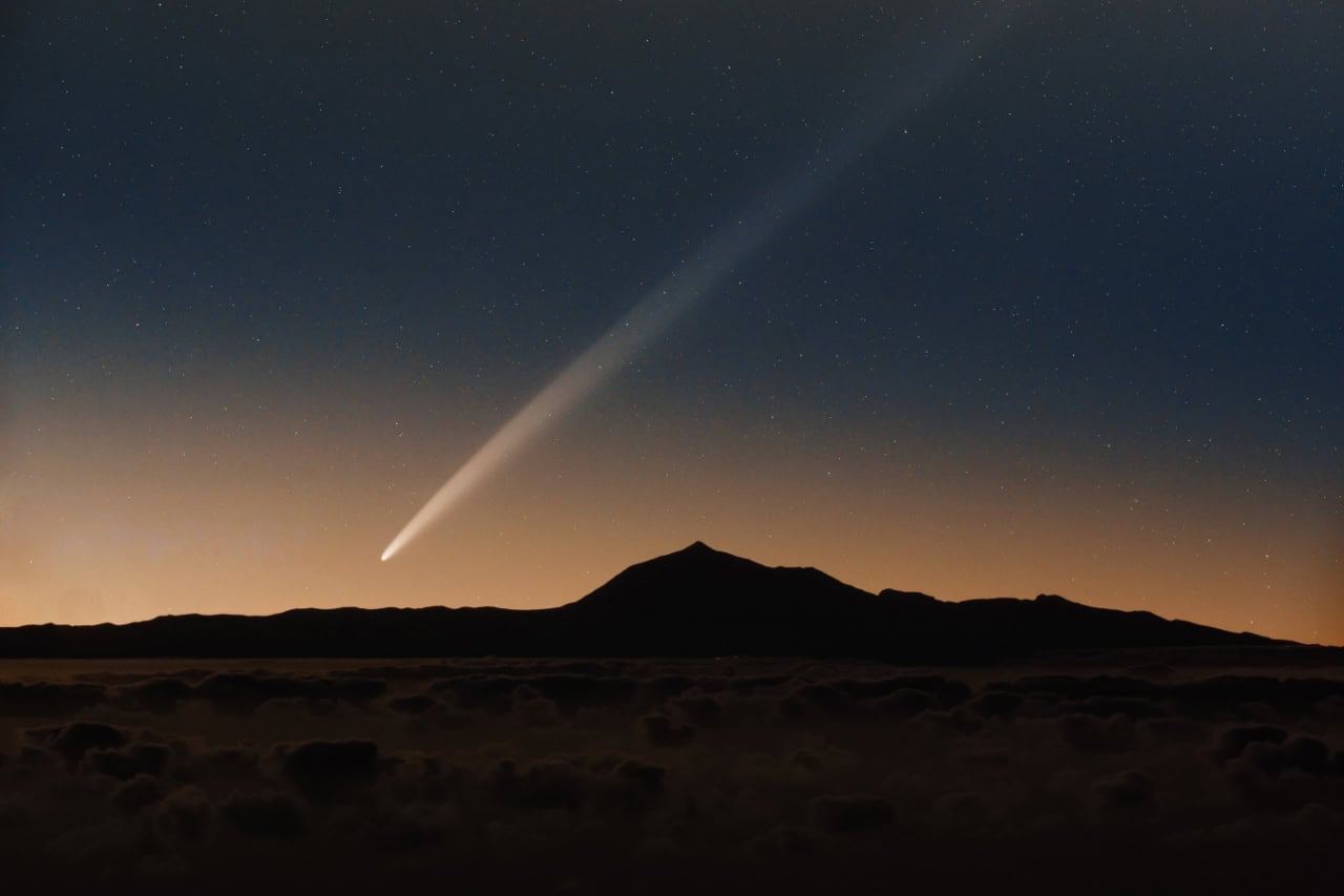 La Palma Stargazing collectible card artwork, a comet over the mountains of La Palma at night