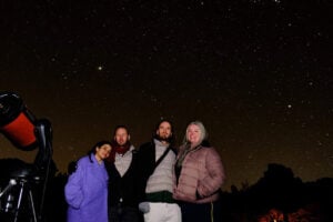 Svečiai mėgaujasi Gran Kanarijos žvaigždžių stebėjimo ekskursija po naktinį dangų su profesionaliu teleskopu