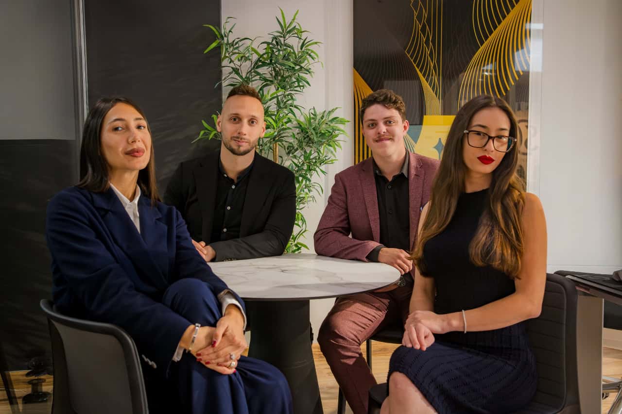 Das Club Canary-Team bei einer Besprechung im Büro in Costa Adeje, bei der der Tag für Gäste auf den Kanarischen Inseln geplant wird