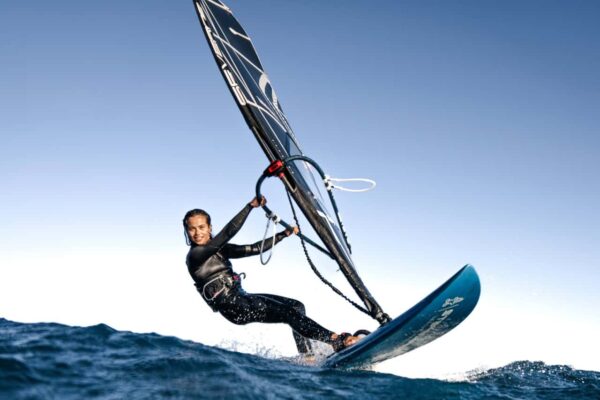 Windsurf Tenerife – Simona szélszörfözik a hullámokon El Médanóban – akciófelvétel, hivatkozási szám: Club Canary