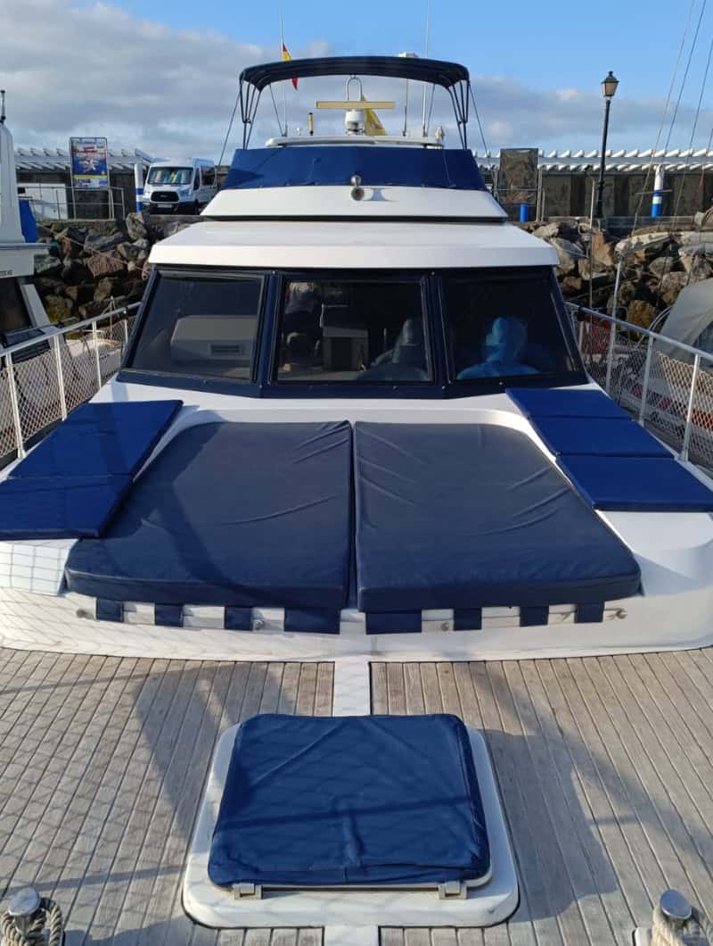 Blue M -jahdin yksityinen aurinkotuolikansi yksityisellä veneretkellä Puerto de Moganista, Gran Canarialta
