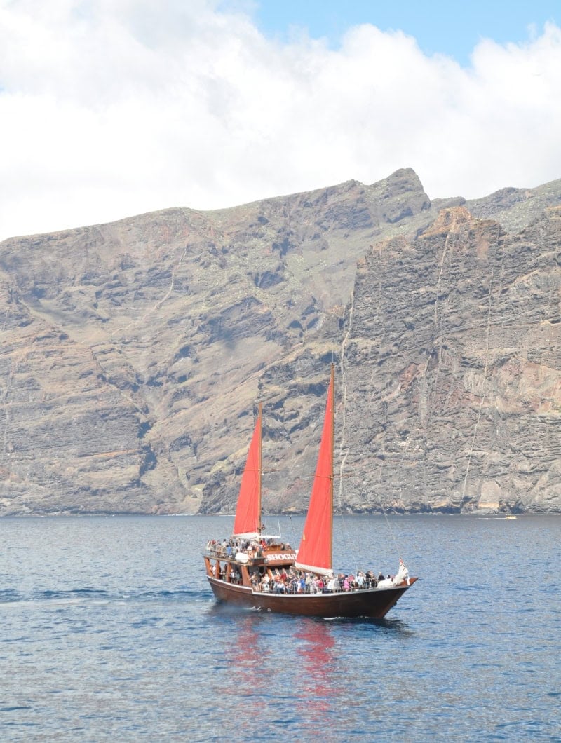 The Shogun boat sailing busy by the Los Gigantes cliffs Tenerife, booked with Club Canary