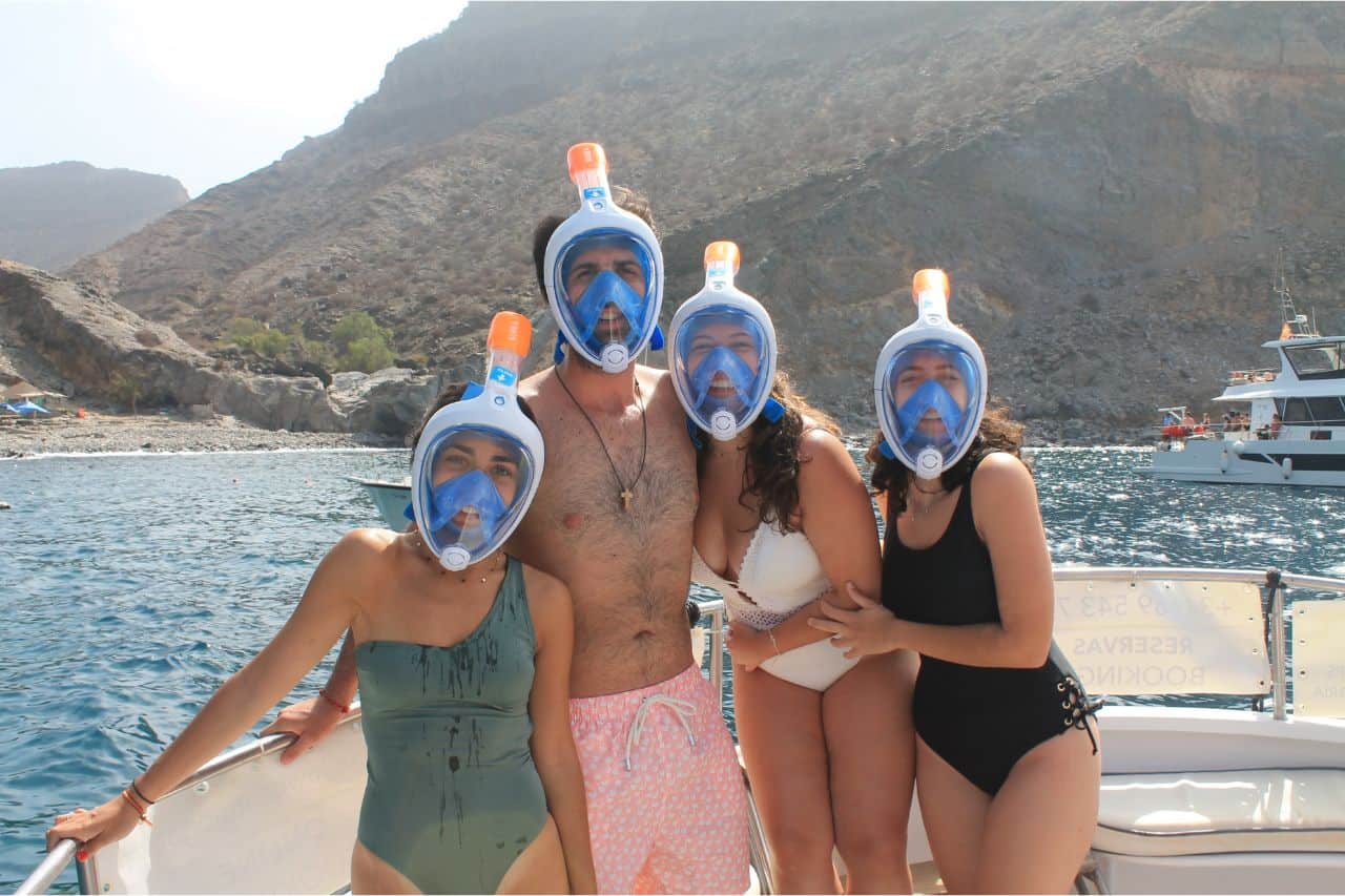 Groep met full-face snorkelmaskers op snorkeltrip met boot Puerto de Mogan Gran Canaria