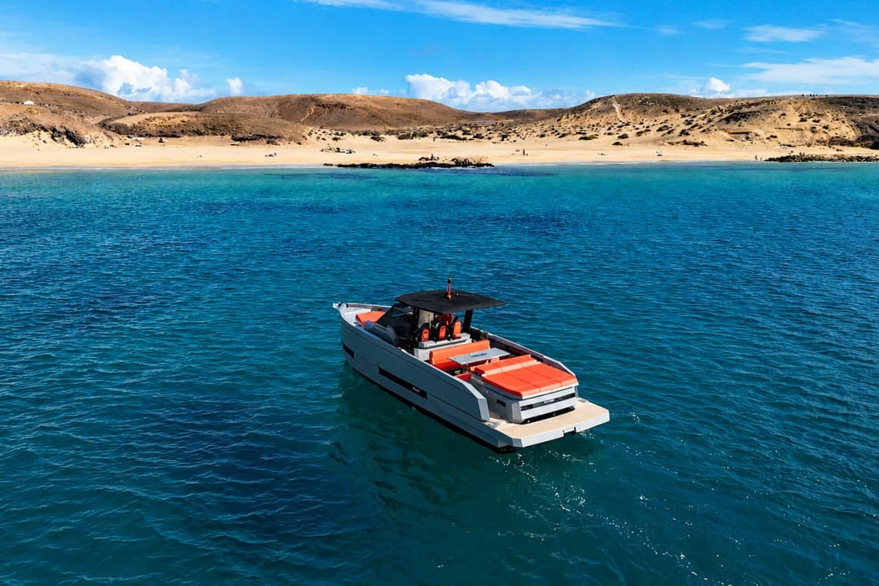 Lancha rápida privada Black Dune anclada en aguas turquesas cerca de la costa de Gran Canaria