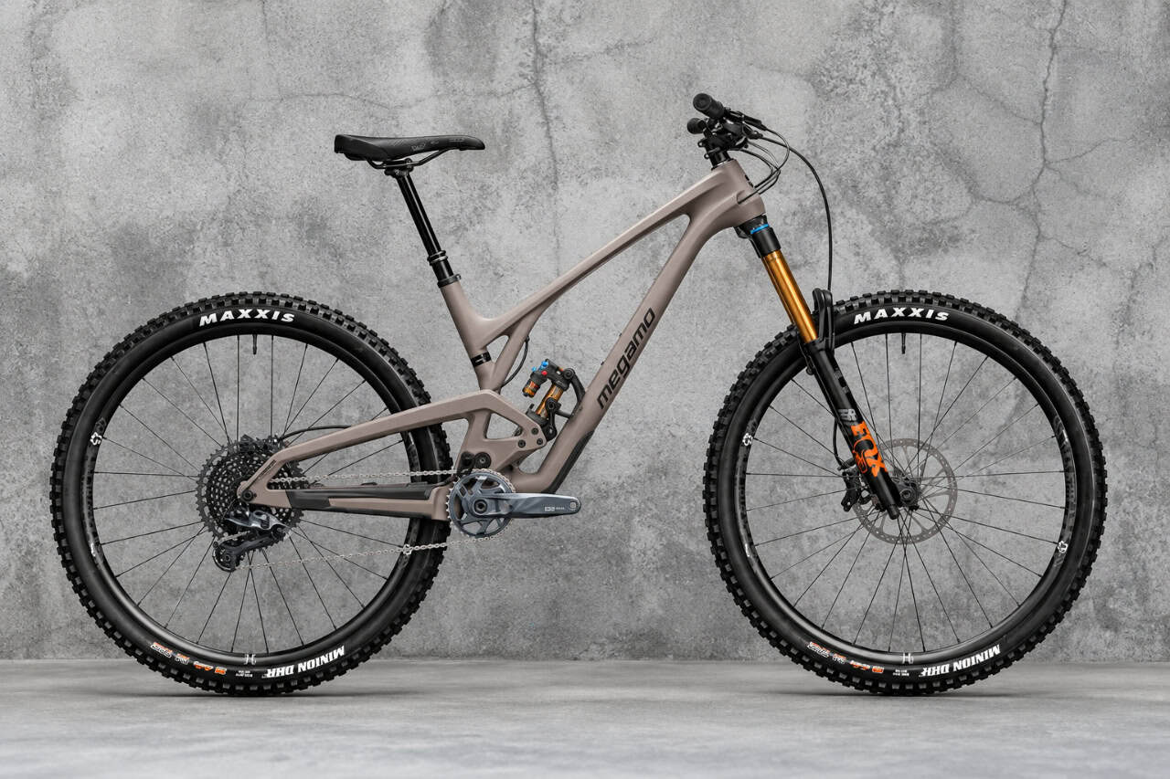 Carbon enduro mountain bike for rent in La Palma