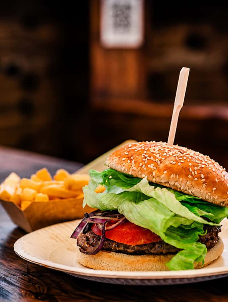 Burger en frietjes van de bar aan boord van de Ragnarok Viking Boat op Tenerife