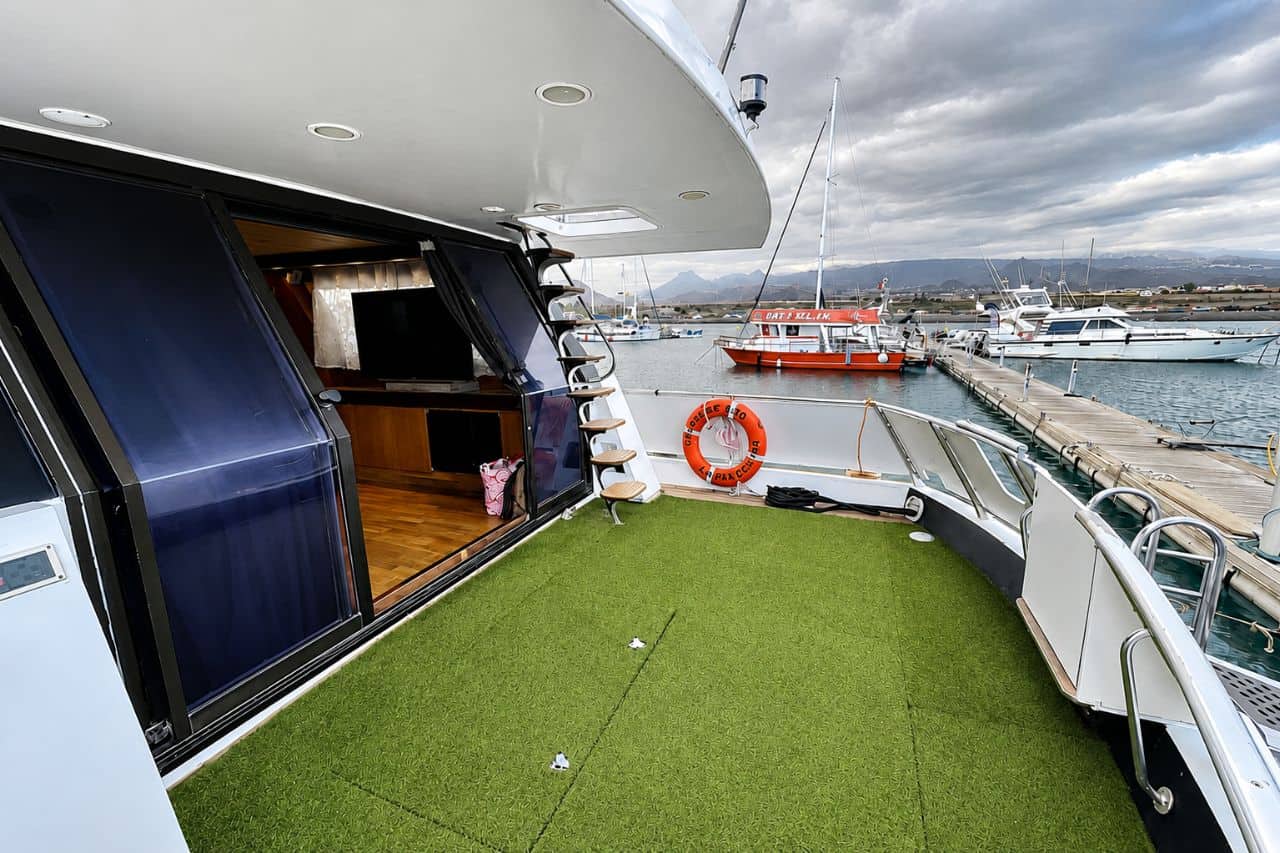 Rear deck of the Gulliver Fun Yacht in Puerto Colon with open space for groups